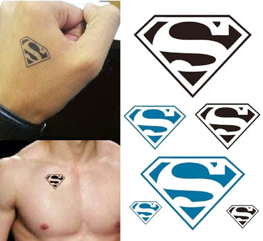 taemporaeres Tattoo supermann Symbol auf Handfläche und Männerbust Farbe schwarz blau